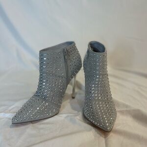 Steve Madden Pristo Bootie in Silver with Silver Studs size 7
